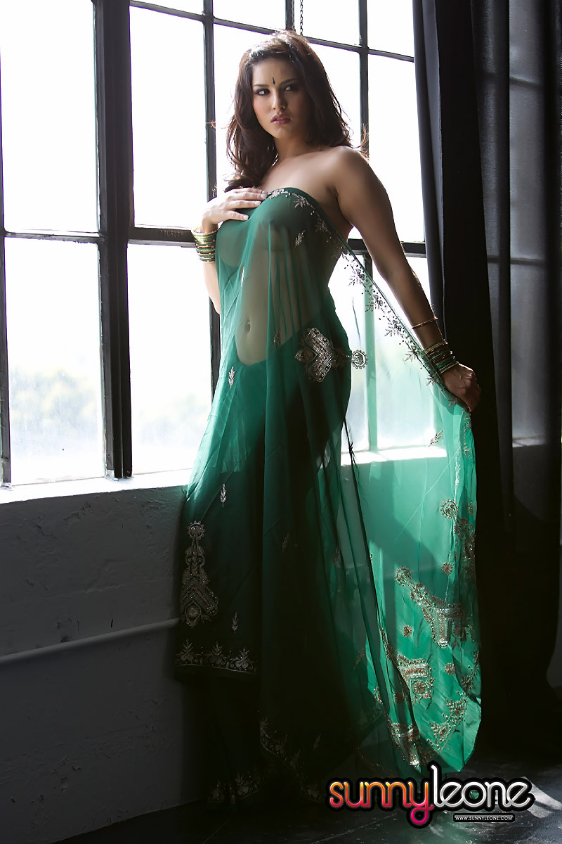 Sunny leone bugil sari